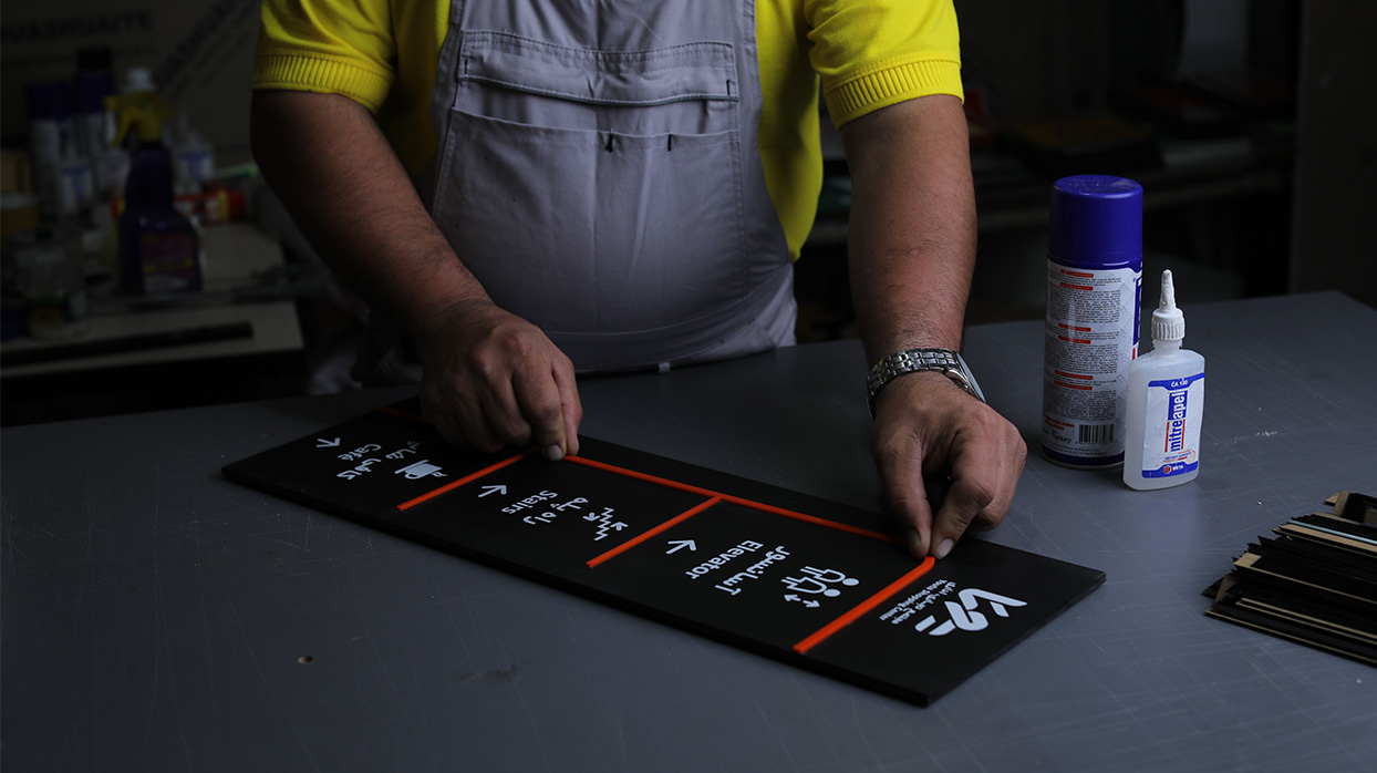 ساخت و نصب 1-تابلوهای-محیطی-دسکتاب.jpg