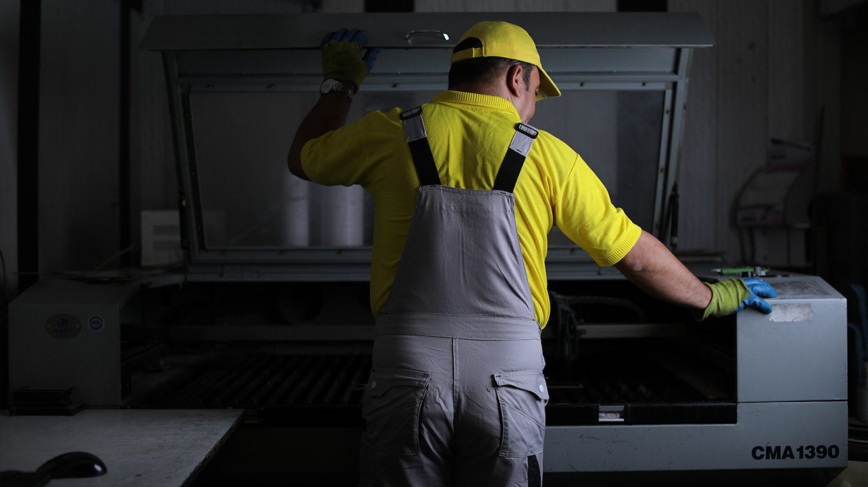 ساخت و نصب 2-تابلوهای-محیطی-دسکتاب.jpg